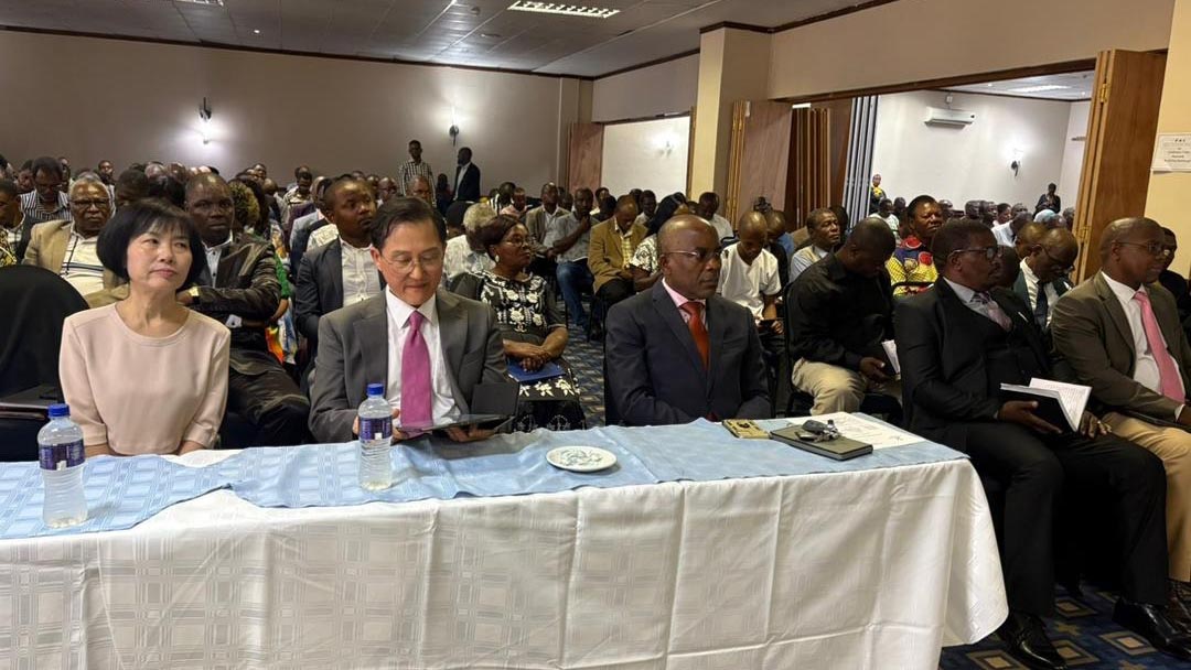 Rev Lee flanked by his wife and President of the Eswatini Conference of Churches Bishop Robert Kasaro.